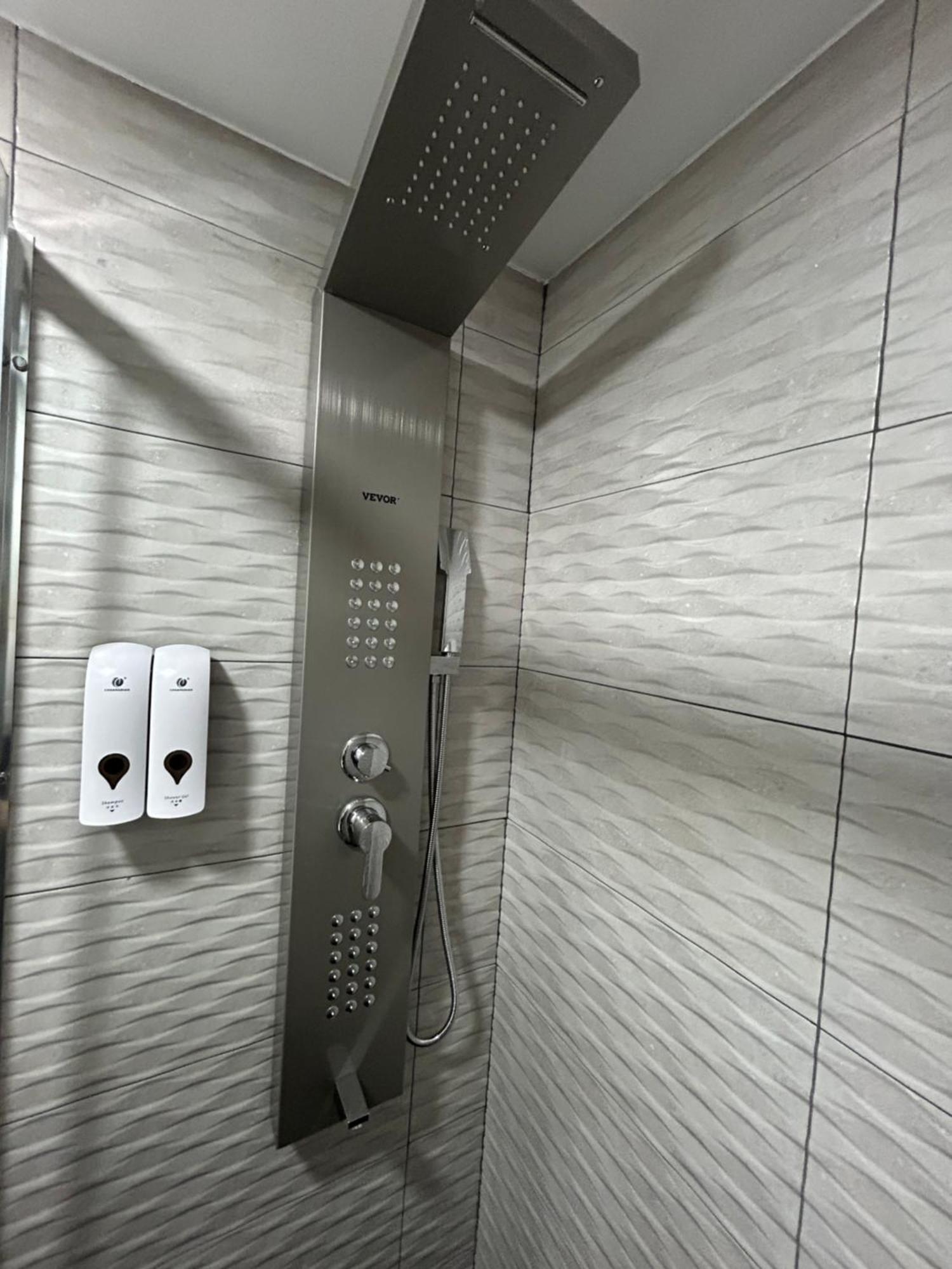 Habitacion Con Jacuzzi Y Bano Privado Madrid Exterior photo