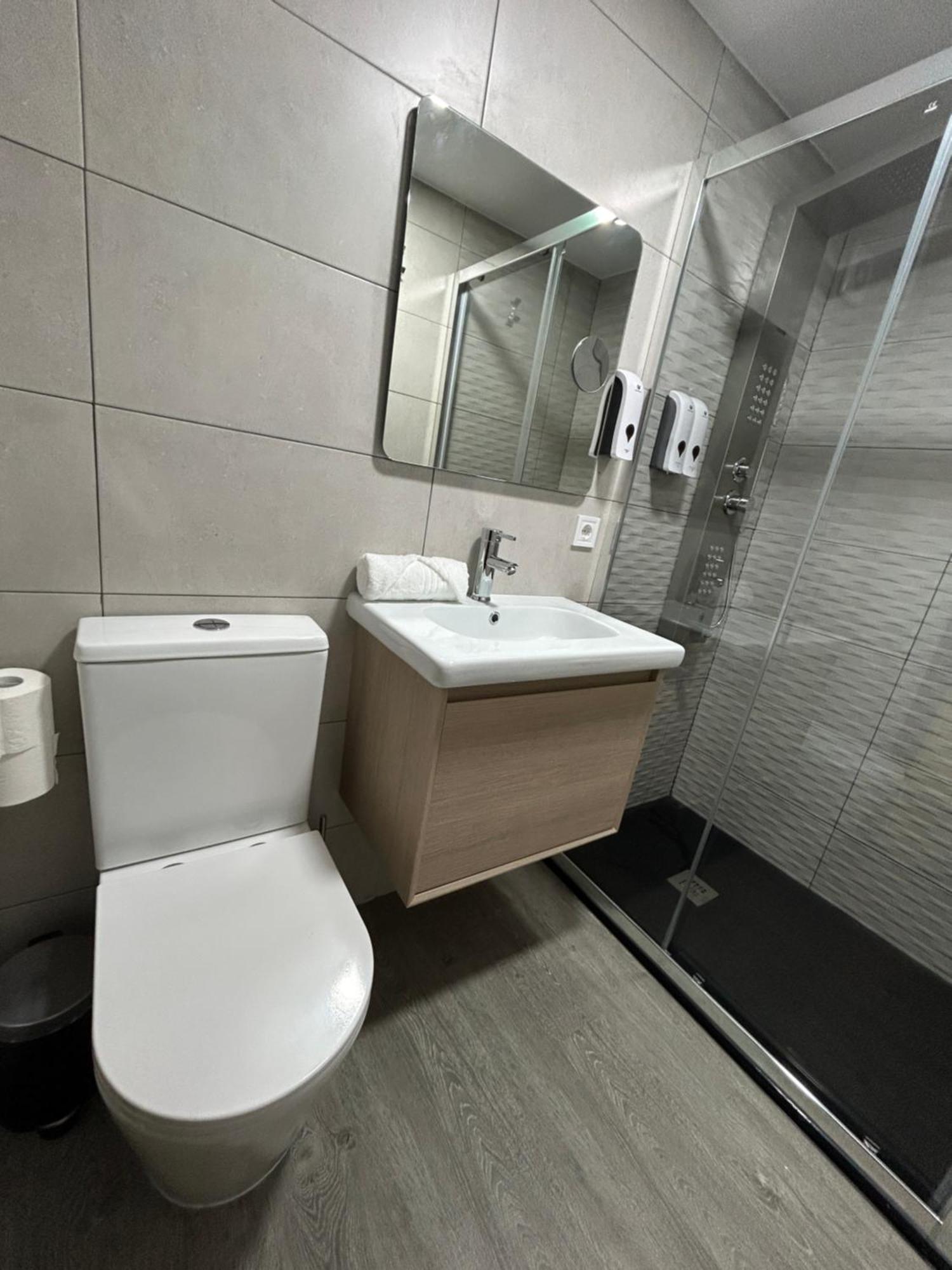 Habitacion Con Jacuzzi Y Bano Privado Madrid Exterior photo