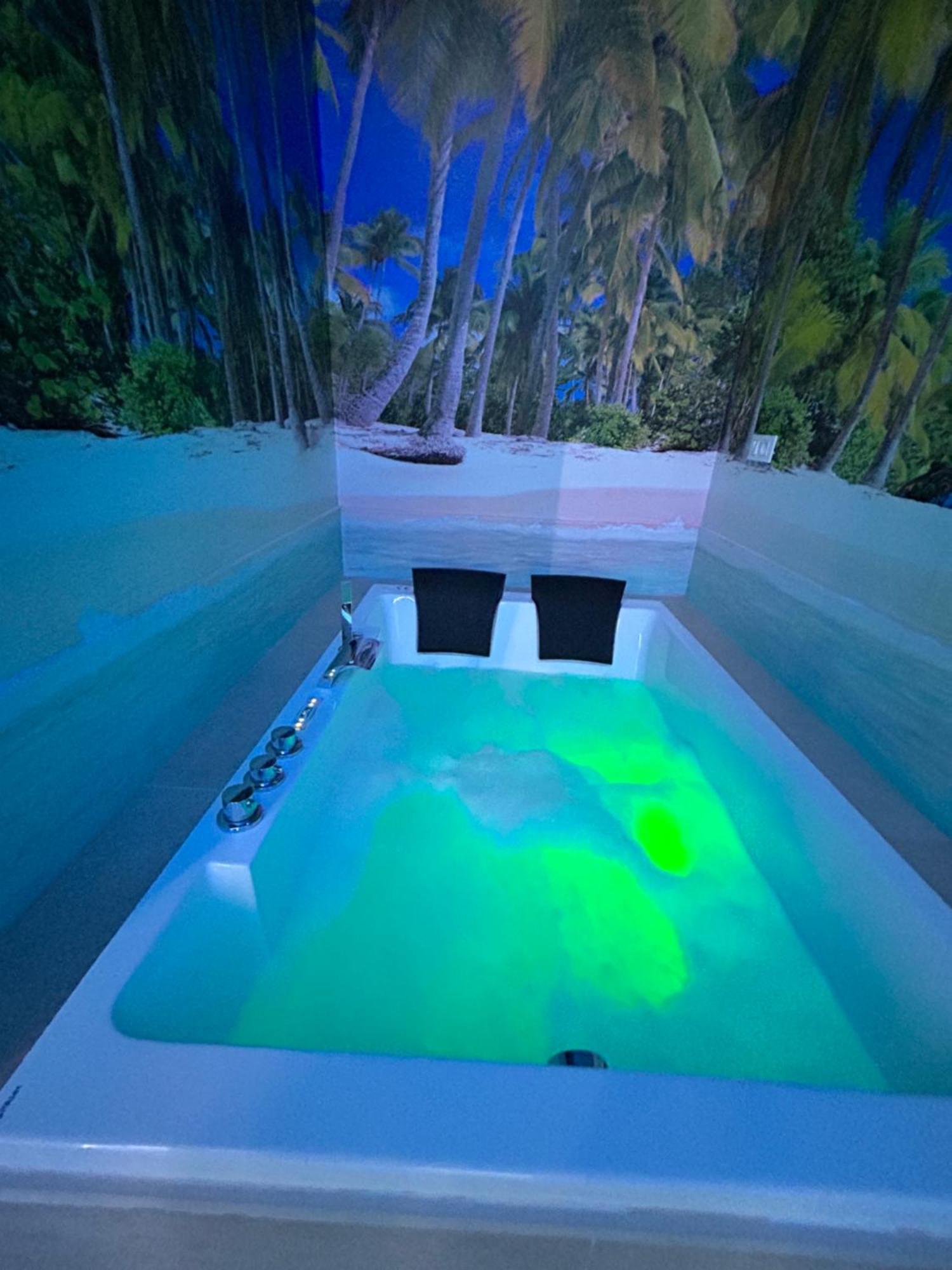 Habitacion Con Jacuzzi Y Bano Privado Madrid Exterior photo